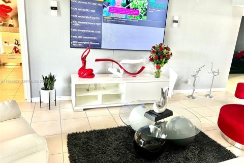 Condo in Pembroke Pines, Florida, 2 bedrooms  № 2052971 - photo 7