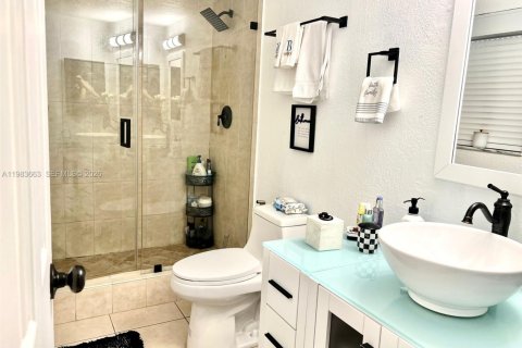 Condo in Pembroke Pines, Florida, 2 bedrooms  № 2052971 - photo 11