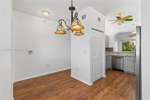 Купить кондоминиум в Тамарак, Флорида 2 спальни, 102.29м2, № 2044856 - фото 6