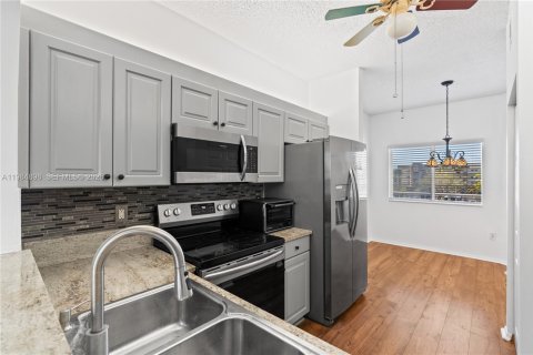 Купить кондоминиум в Тамарак, Флорида 2 спальни, 102.29м2, № 2044856 - фото 3