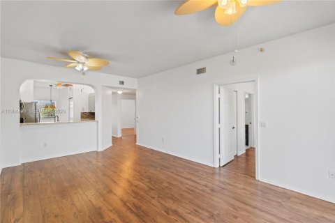 Купить кондоминиум в Тамарак, Флорида 2 спальни, 102.29м2, № 2044856 - фото 10