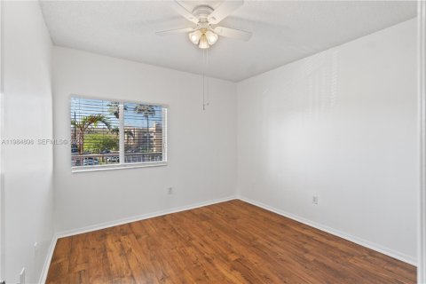 Купить кондоминиум в Тамарак, Флорида 2 спальни, 102.29м2, № 2044856 - фото 17