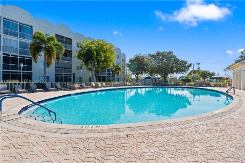 Купить кондоминиум в Тамарак, Флорида 2 спальни, 102.29м2, № 2044856 - фото 27