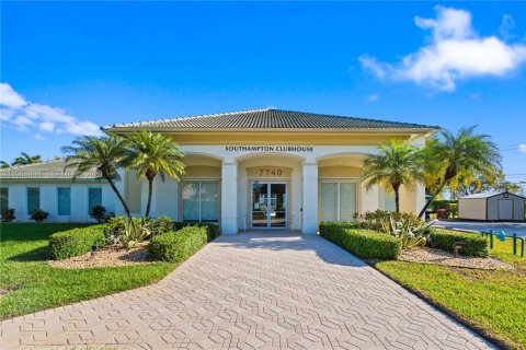 Купить кондоминиум в Тамарак, Флорида 2 спальни, 102.29м2, № 2044856 - фото 26