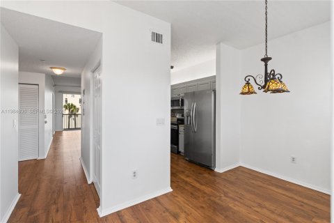 Купить кондоминиум в Тамарак, Флорида 2 спальни, 102.29м2, № 2044856 - фото 5