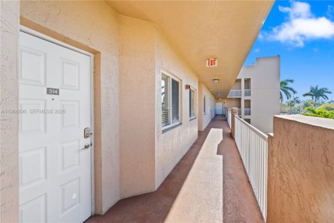 Купить кондоминиум в Тамарак, Флорида 2 спальни, 102.29м2, № 2044856 - фото 23