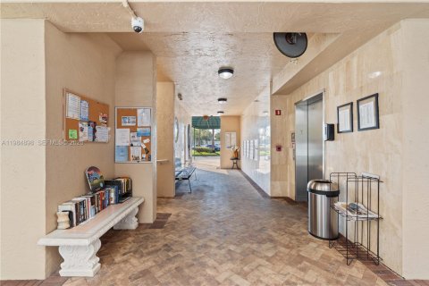 Купить кондоминиум в Тамарак, Флорида 2 спальни, 102.29м2, № 2044856 - фото 24