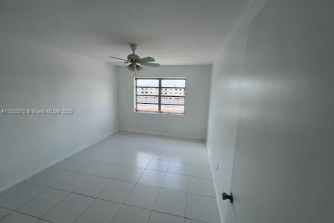 Condo in Miami, Florida, 2 bedrooms  № 1937598 - photo 6