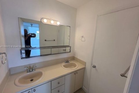 Condo in Miami, Florida, 2 bedrooms  № 1937598 - photo 8