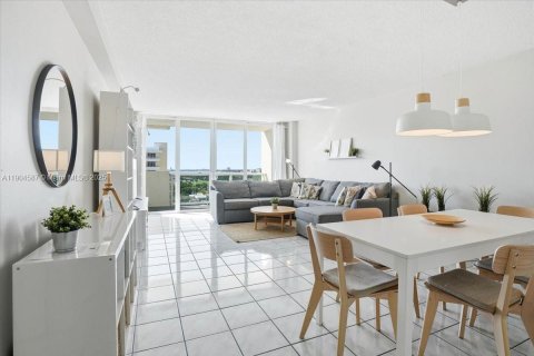 Купить кондоминиум в Майами-Бич, Флорида 1 спальня, 86.4м2, № 1964207 - фото 1