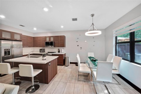 Townhouse in Miami Lakes, Florida 3 bedrooms, 147.53 sq.m. № 1943778 - photo 13