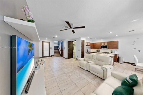 Townhouse in Miami Lakes, Florida 3 bedrooms, 147.53 sq.m. № 1943778 - photo 9