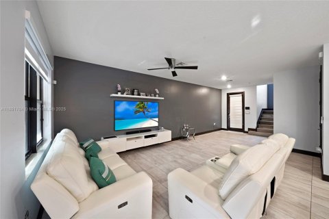 Townhouse in Miami Lakes, Florida 3 bedrooms, 147.53 sq.m. № 1943778 - photo 8