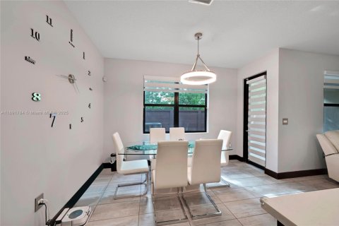 Townhouse in Miami Lakes, Florida 3 bedrooms, 147.53 sq.m. № 1943778 - photo 11