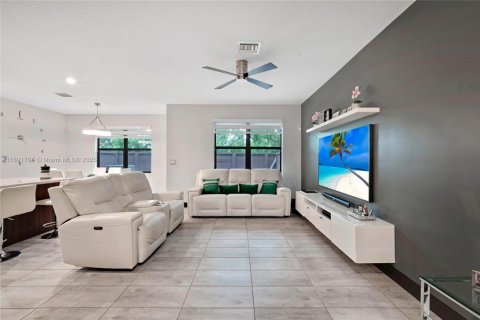 Townhouse in Miami Lakes, Florida 3 bedrooms, 147.53 sq.m. № 1943778 - photo 7