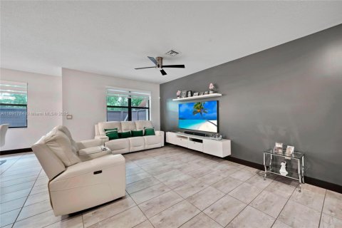 Townhouse in Miami Lakes, Florida 3 bedrooms, 147.53 sq.m. № 1943778 - photo 10