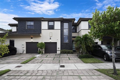 Townhouse in Miami Lakes, Florida 3 bedrooms, 147.53 sq.m. № 1943778 - photo 1