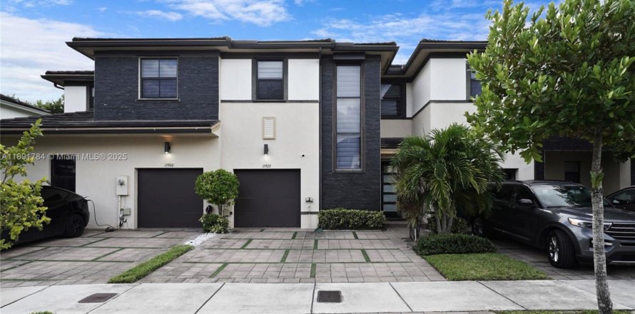 Townhouse in Miami Lakes, Florida 3 bedrooms, 147.53 sq.m. № 1943778