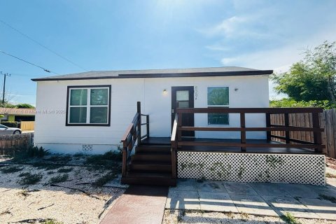 Villa ou maison à louer à Lake Worth, Floride: 2 chambres, 77.29 m2 № 1959848 - photo 1