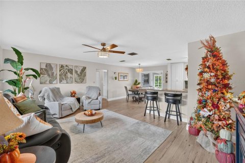House in Tavares, Florida 3 bedrooms, 125.05 sq.m. № 2342359 - photo 22