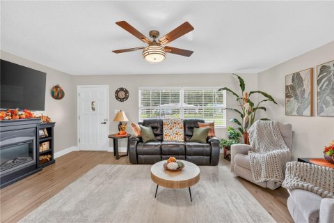 House in Tavares, Florida 3 bedrooms, 125.05 sq.m. № 2342359 - photo 5