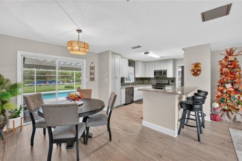 House in Tavares, Florida 3 bedrooms, 125.05 sq.m. № 2342359 - photo 9