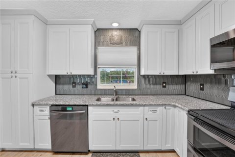 House in Tavares, Florida 3 bedrooms, 125.05 sq.m. № 2342359 - photo 6