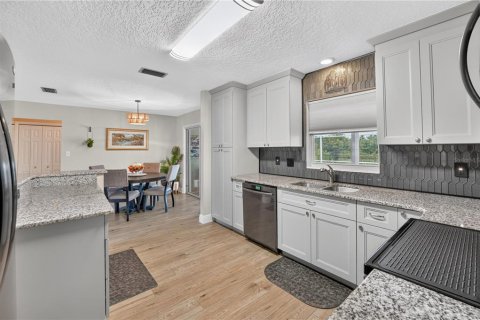 House in Tavares, Florida 3 bedrooms, 125.05 sq.m. № 2342359 - photo 8