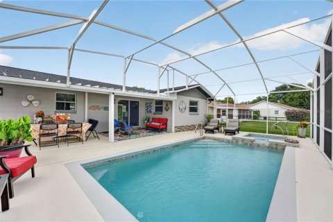 House in Tavares, Florida 3 bedrooms, 125.05 sq.m. № 2342359 - photo 2