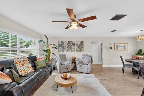 House in Tavares, Florida 3 bedrooms, 125.05 sq.m. № 2342359 - photo 19