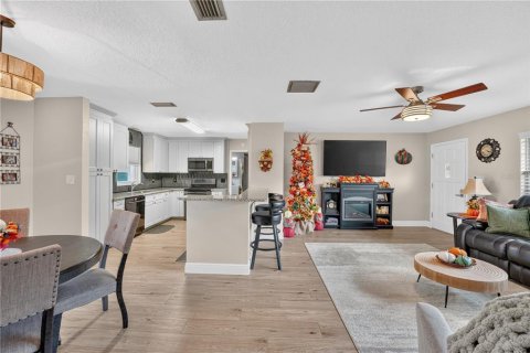 House in Tavares, Florida 3 bedrooms, 125.05 sq.m. № 2342359 - photo 20