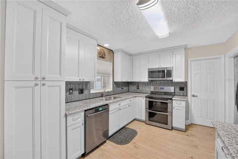 House in Tavares, Florida 3 bedrooms, 125.05 sq.m. № 2342359 - photo 4