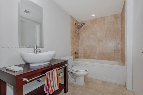 Condo in Miami, Florida, 1 bedroom № 2275219 - photo 17