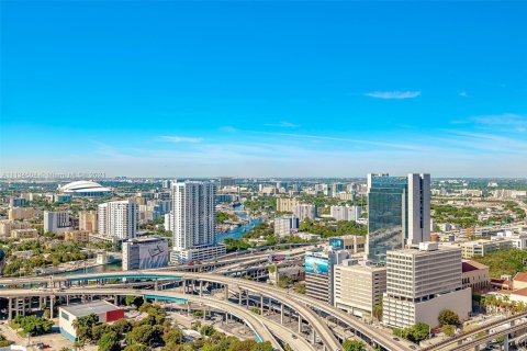 Condo in Miami, Florida, 1 bedroom № 2275219 - photo 2