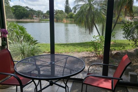 Condo in Sarasota, Florida, 2 bedrooms  № 2232916 - photo 4