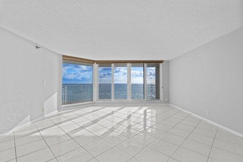 Condo in South Palm Beach, Florida, 3 bedrooms  № 2177087 - photo 2