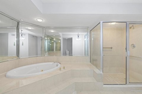 Condo in South Palm Beach, Florida, 3 bedrooms  № 2177087 - photo 16