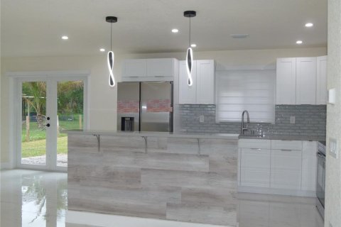 House in Okeechobee, Florida 3 bedrooms, 124.3 sq.m. № 1529350 - photo 9
