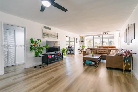 Condominio en venta en Pompano Beach, Florida, 3 dormitorios, 150.5 m2 № 2020733 - foto 8