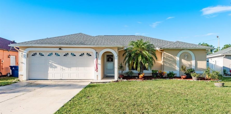 House in New Port Richey, Florida 2 bedrooms, 116.22 sq.m. № 1848538