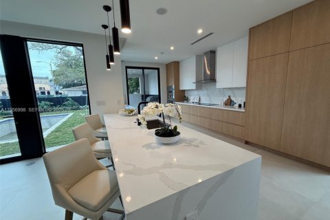 Villa ou maison à vendre à Miami, Floride: 4 chambres, 303.6 m2 № 2011187 - photo 9