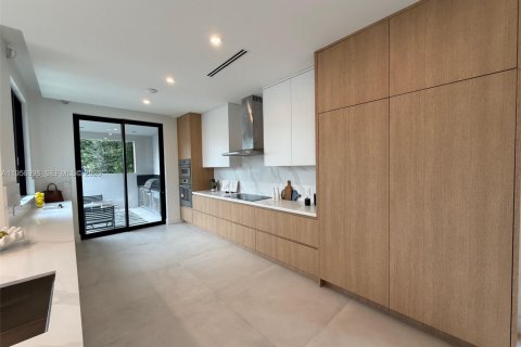 Villa ou maison à vendre à Miami, Floride: 4 chambres, 303.6 m2 № 2011187 - photo 10