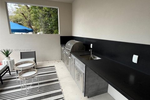 Villa ou maison à vendre à Miami, Floride: 4 chambres, 303.6 m2 № 2011187 - photo 11