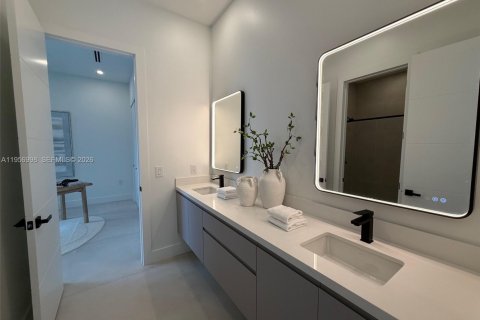 Villa ou maison à vendre à Miami, Floride: 4 chambres, 303.6 m2 № 2011187 - photo 27