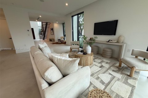 Villa ou maison à vendre à Miami, Floride: 4 chambres, 303.6 m2 № 2011187 - photo 4