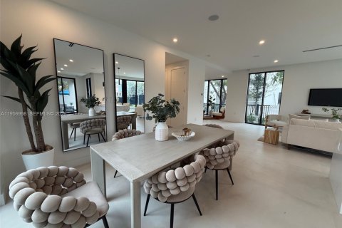 Villa ou maison à vendre à Miami, Floride: 4 chambres, 303.6 m2 № 2011187 - photo 2