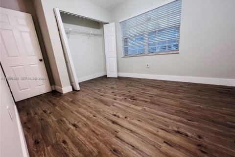 Adosado en alquiler en Hialeah, Florida, 2 dormitorios, 94.76 m2 № 1995090 - foto 11