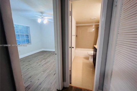 Adosado en alquiler en Hialeah, Florida, 2 dormitorios, 94.76 m2 № 1995090 - foto 12