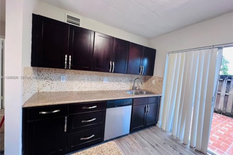 Adosado en alquiler en Hialeah, Florida, 2 dormitorios, 94.76 m2 № 1995090 - foto 6