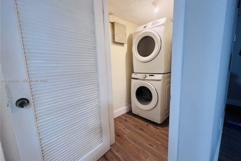 Adosado en alquiler en Hialeah, Florida, 2 dormitorios, 94.76 m2 № 1995090 - foto 14